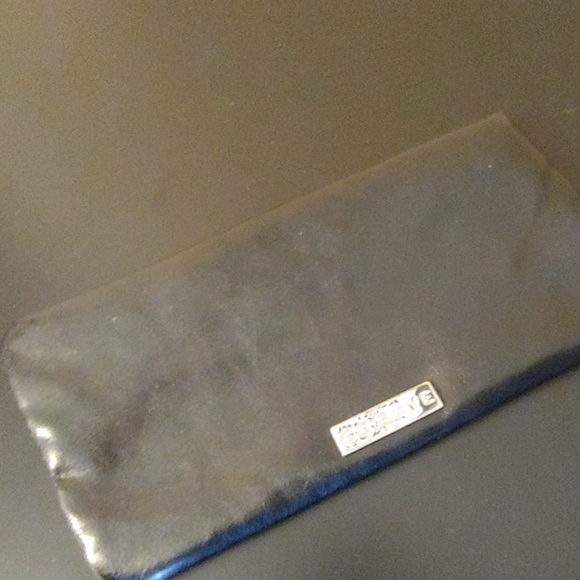 ⛱3/$20 CC Skye Clutch - Picture 3 of 5